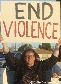 Manifestante contre la violence envers les femmes